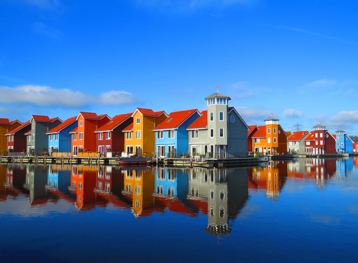 Kleurrijke huisjes weerspiegeld in het water van het Reitdiephaven, Groningen