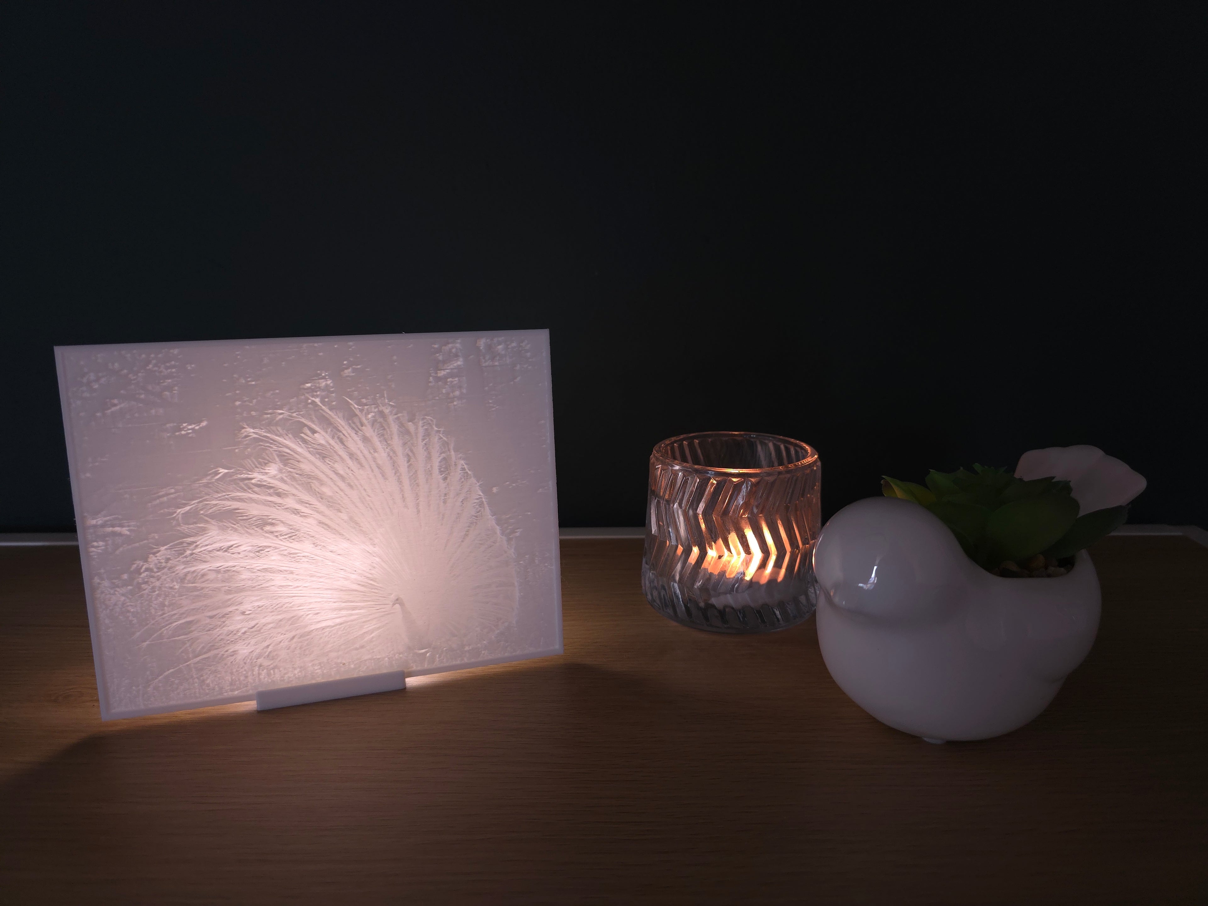 Lithophane met standaard - Witte pauw (verlicht)